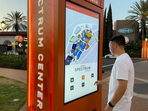 数字目录导向牌：车站内的交互式导引与信息系统 Digital directory wayfinding signage